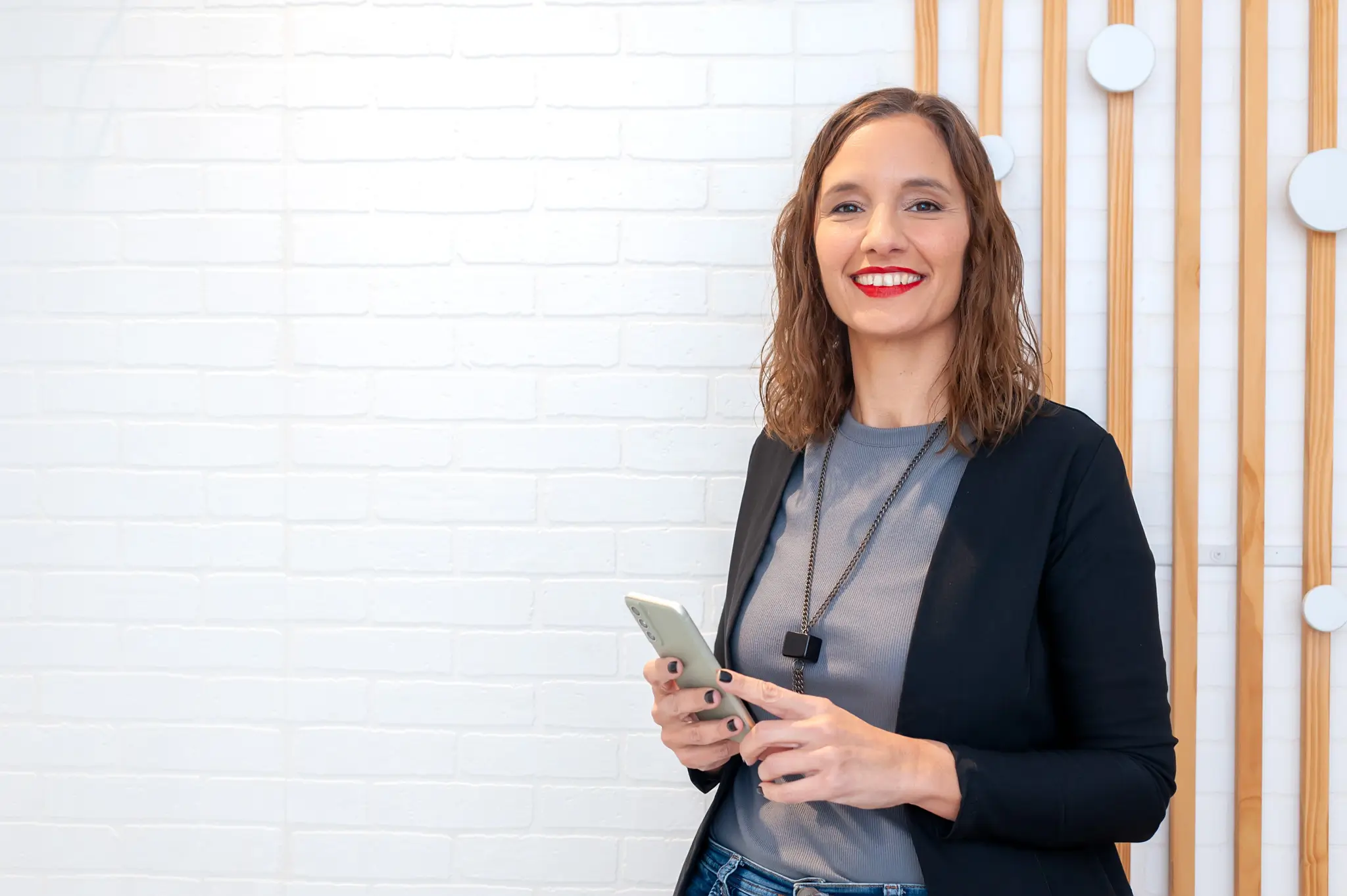 Especialista en marketing sosteniendo un celular